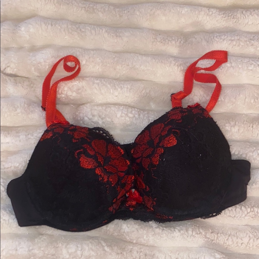 Elegant Black and Red Lace Bra Push-up 32A